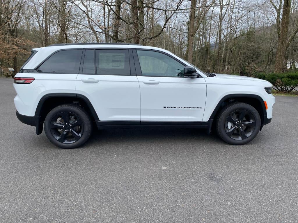New 2024 Jeep Grand Cherokee Limited w/ Luxury Tech Group II AWD/4WD image 2