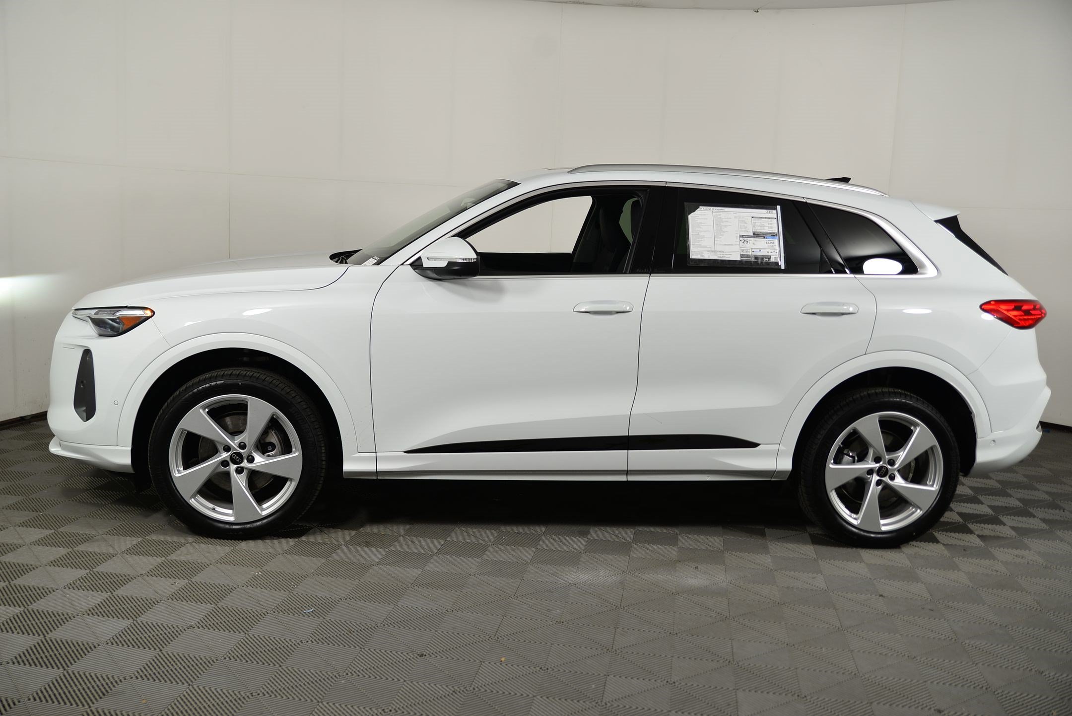 New 2025 Audi Q5 Premium w/ Premium Plus AWD/4WD image 2
