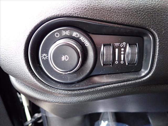 Used 2016 Jeep Renegade Trailhawk w/ Premium Trailhawk Package AWD/4WD image 14
