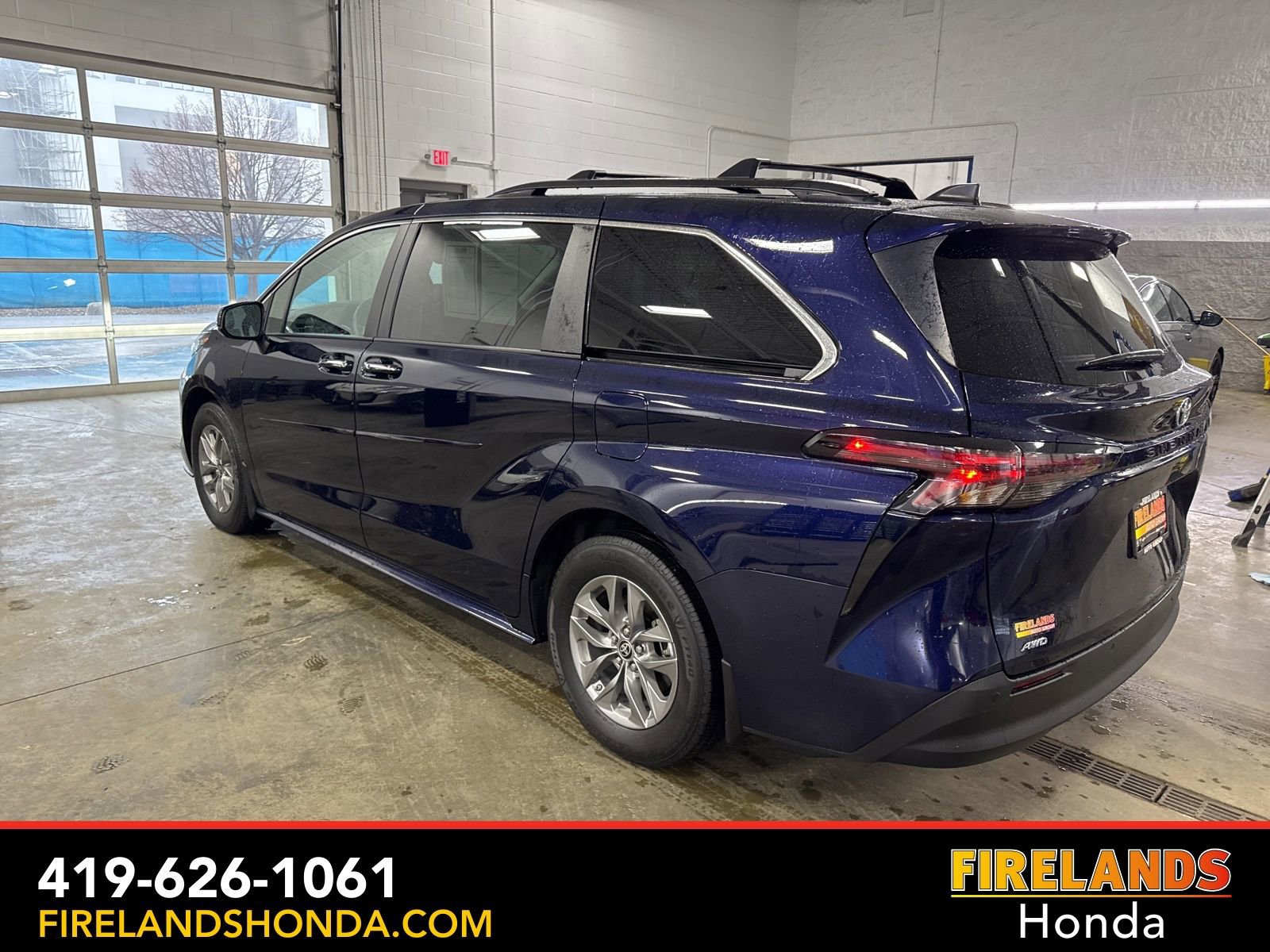 Used 2024 Toyota Sienna XLE AWD/4WD image 3