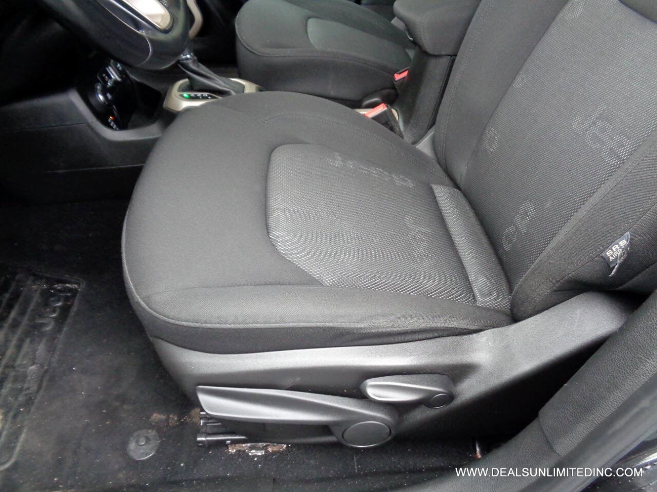 Used 2015 Jeep Renegade Latitude image 9