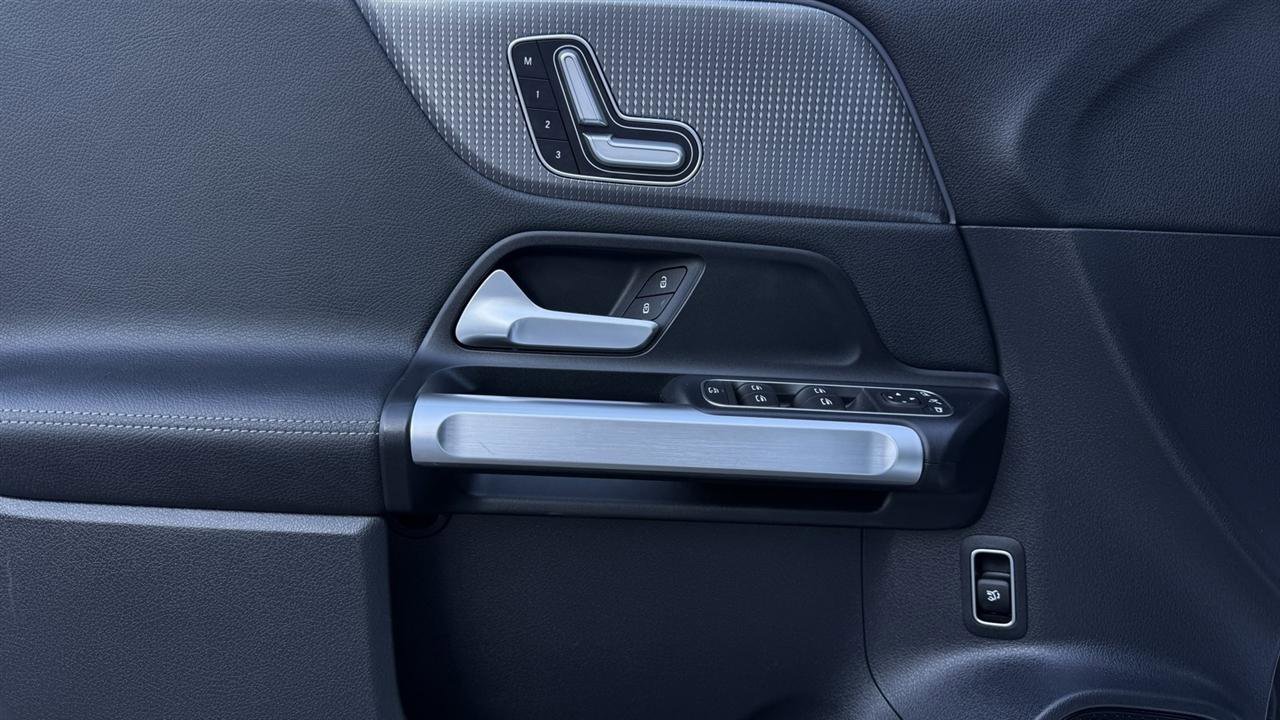 Used 2022 Mercedes-Benz EQB 300 4MATIC image 12