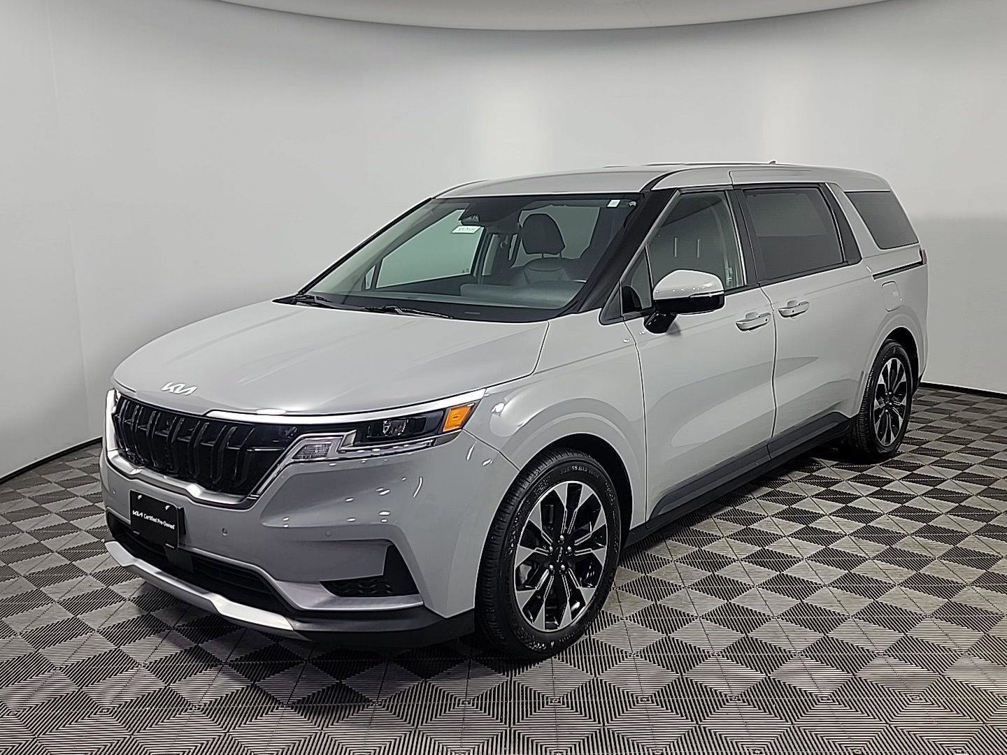 Used 2024 Kia Carnival EX image 12