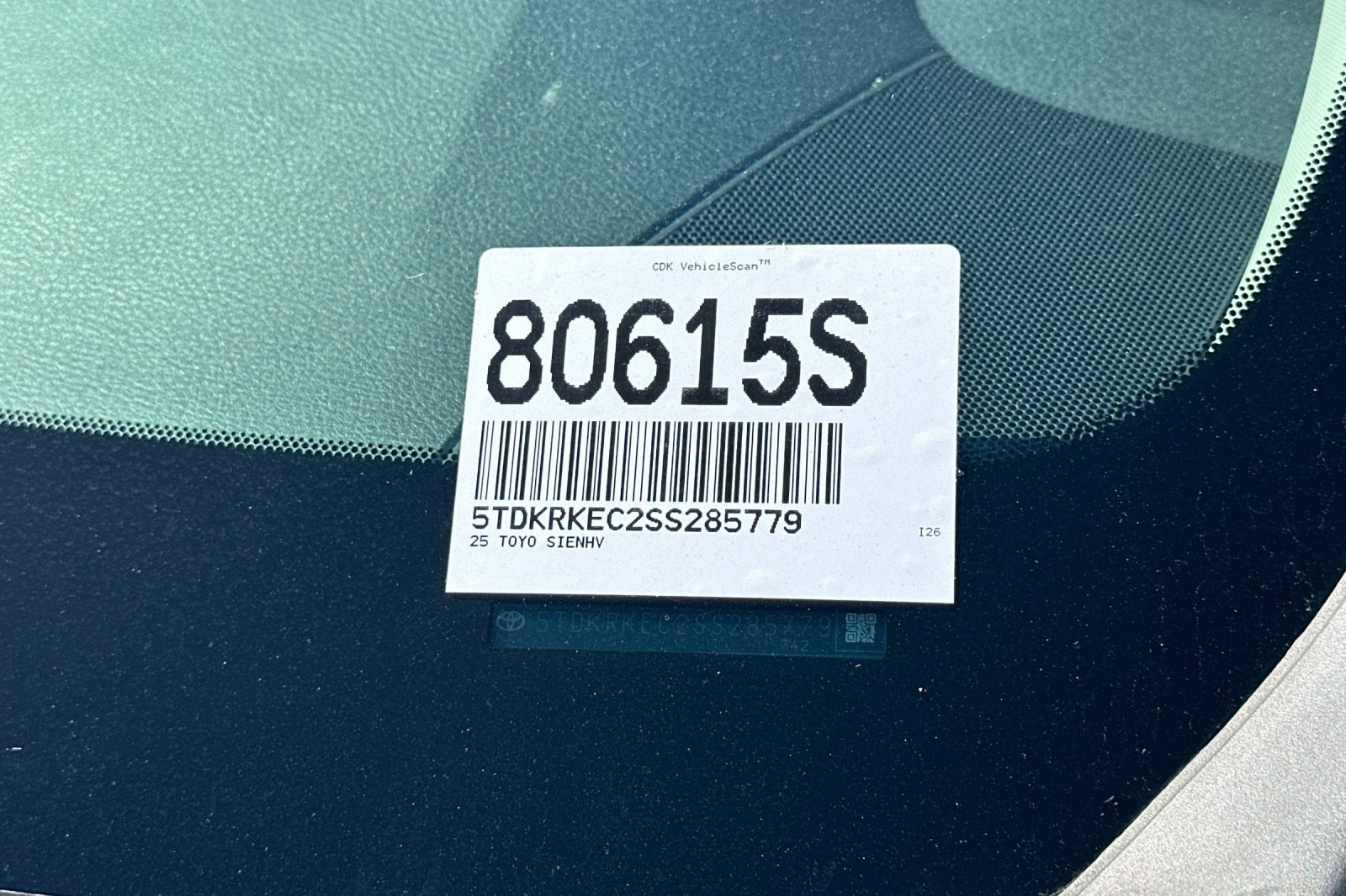 Used 2025 Toyota Sienna LE FWD image 3