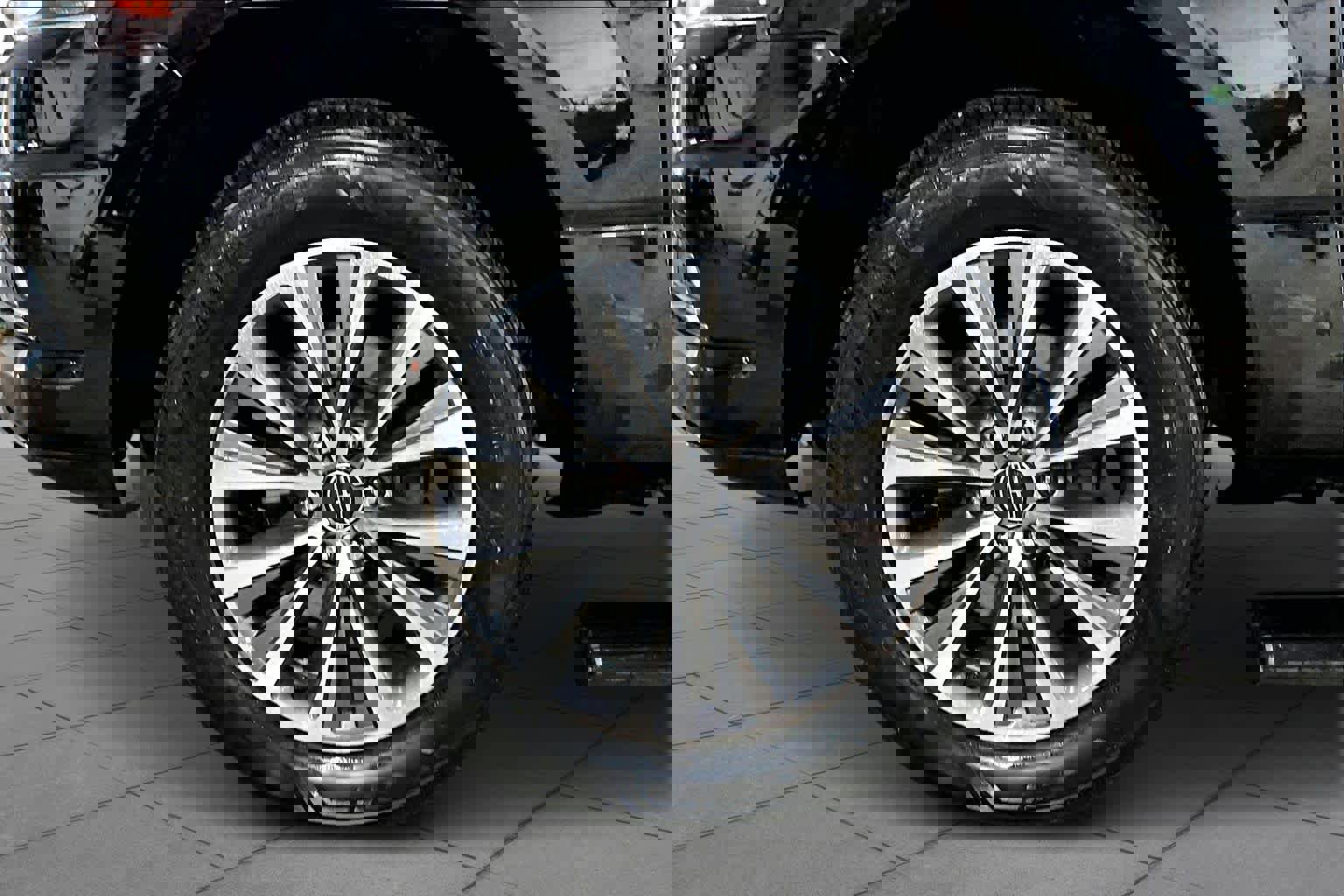 Used 2017 Lincoln Navigator Select image 11