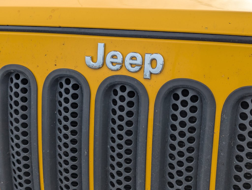 Used 2015 Jeep Wrangler Unlimited Sahara w/ Connectivity Group AWD/4WD image 10