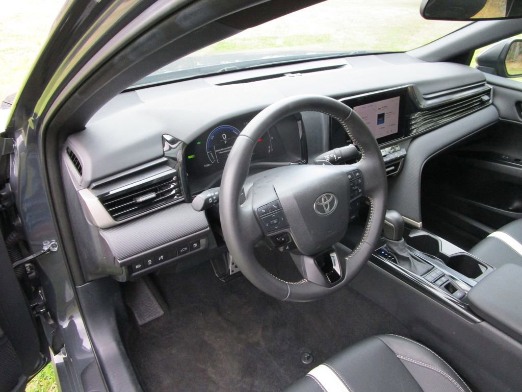 Used 2025 Toyota Camry SE image 18