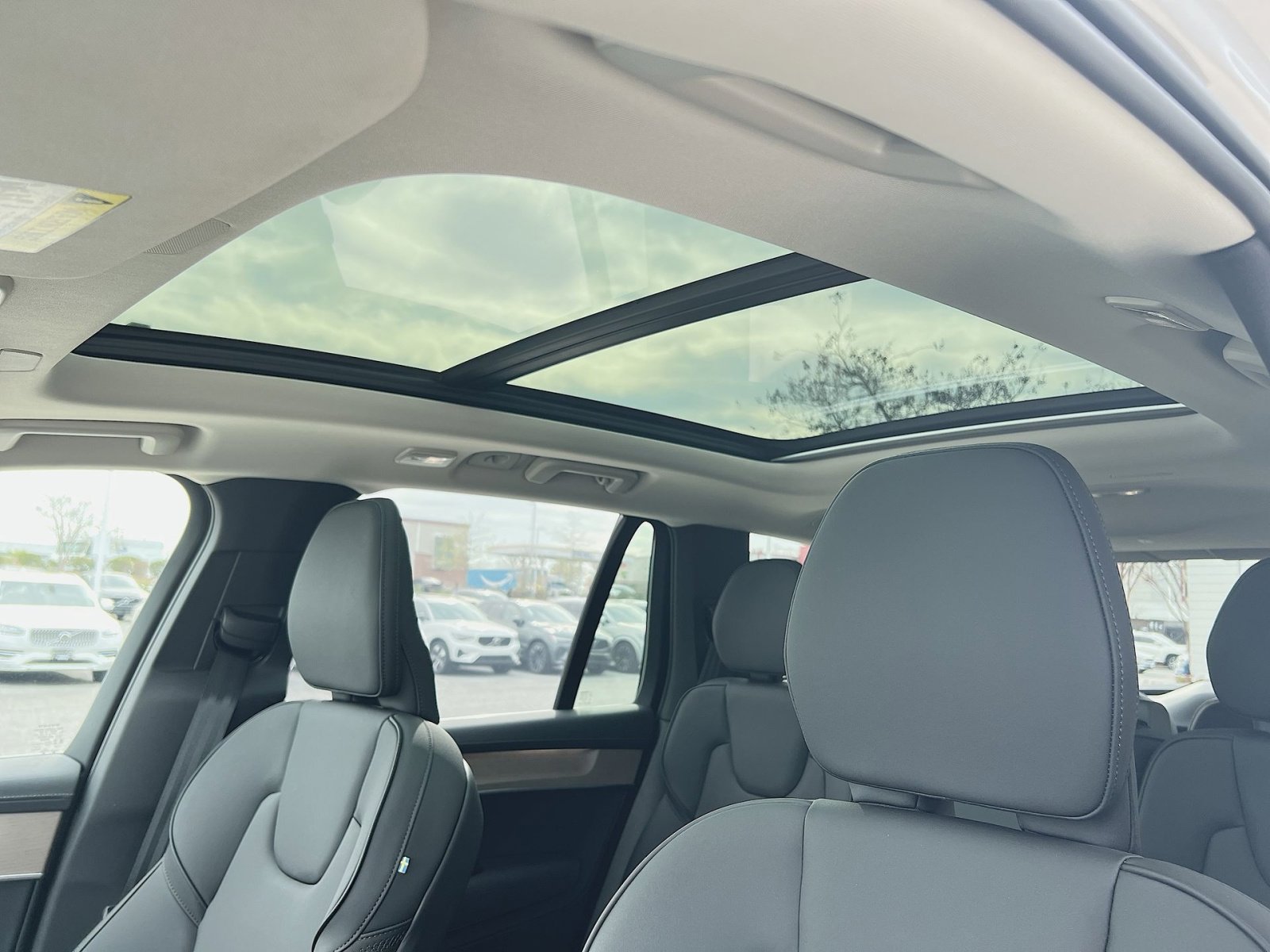 Certified 2025 Volvo XC90 B6 Plus AWD/4WD image 32