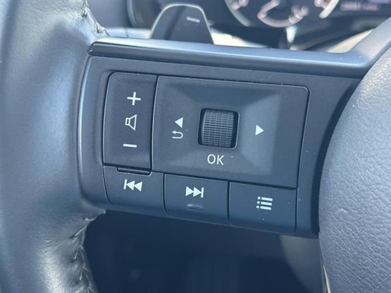 Used 2025 Nissan Pathfinder SV image 11