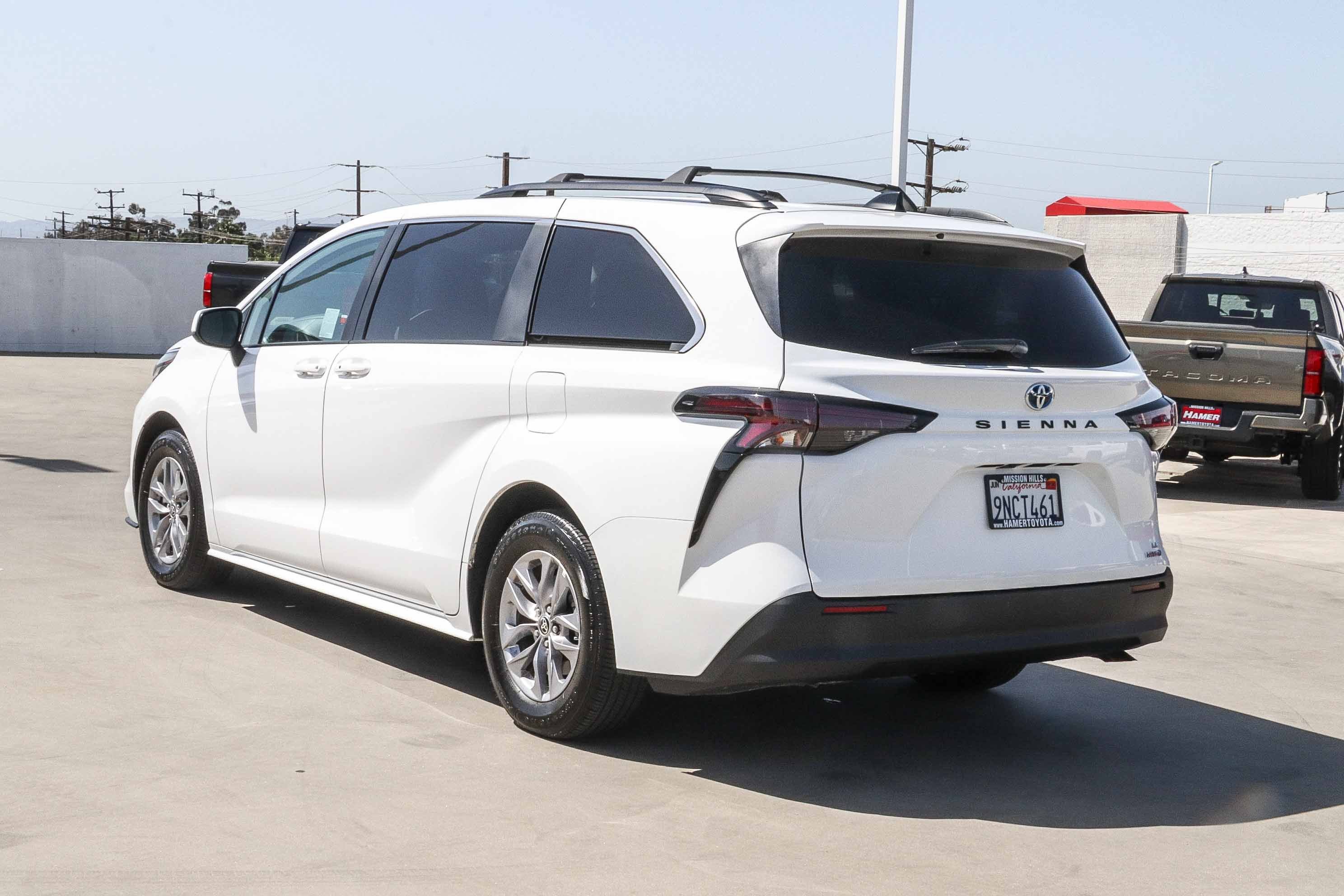 Used 2024 Toyota Sienna LE image 5