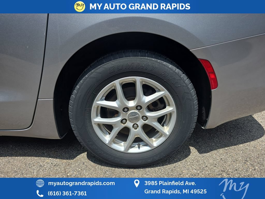 Used 2017 Chrysler Pacifica Touring FWD image 30