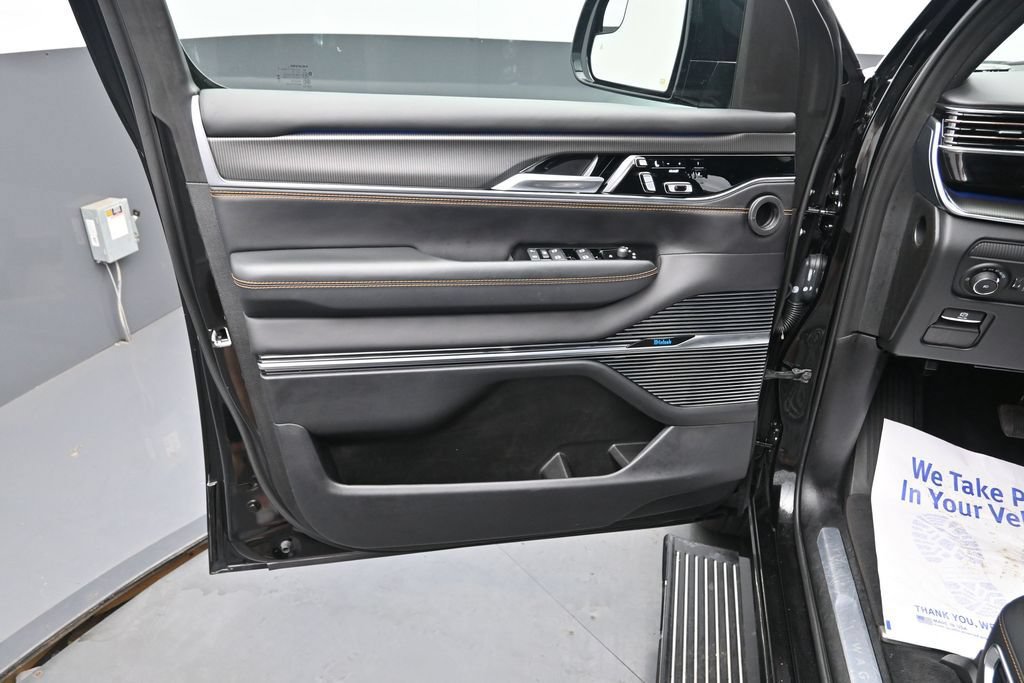 Used 2025 Jeep Grand Wagoneer Series III w/ Rear Seat Video Group 1 AWD/4WD image 22