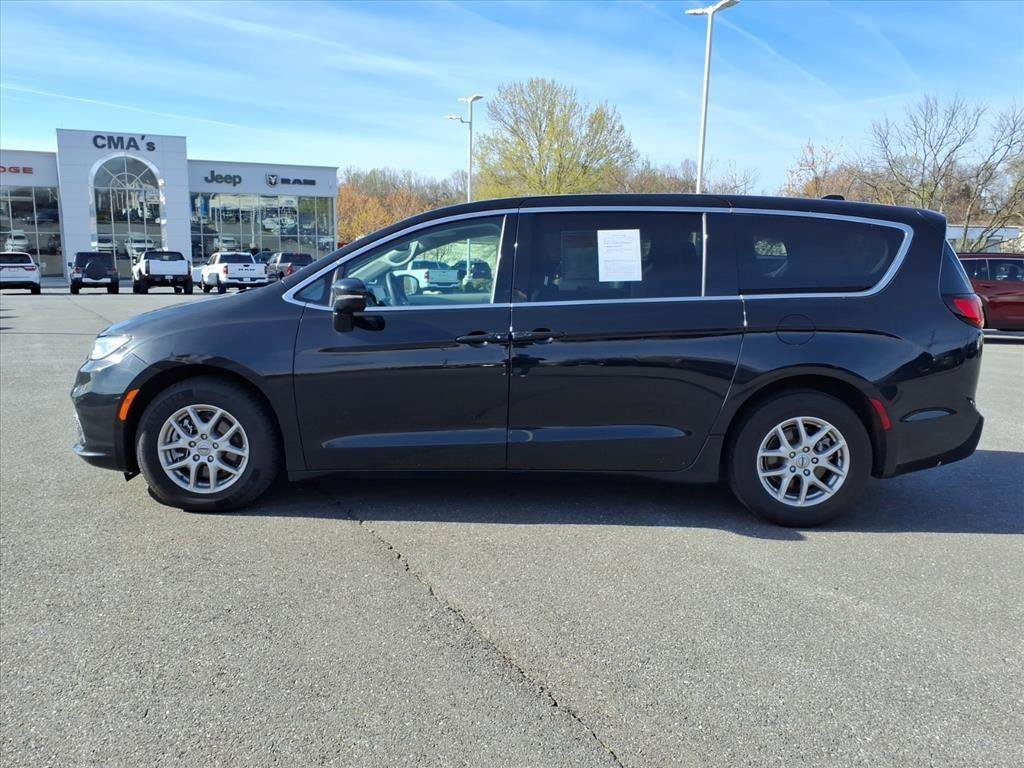 Used 2024 Chrysler Pacifica Touring-L image 7