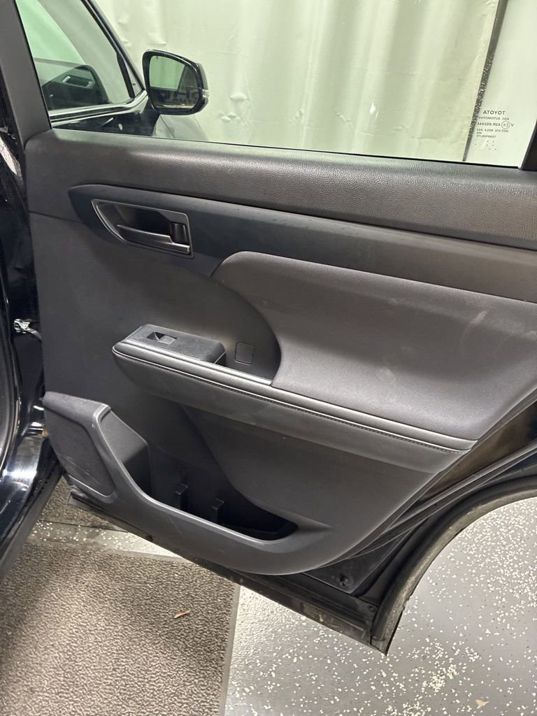 Used 2024 Toyota Highlander LE FWD image 30