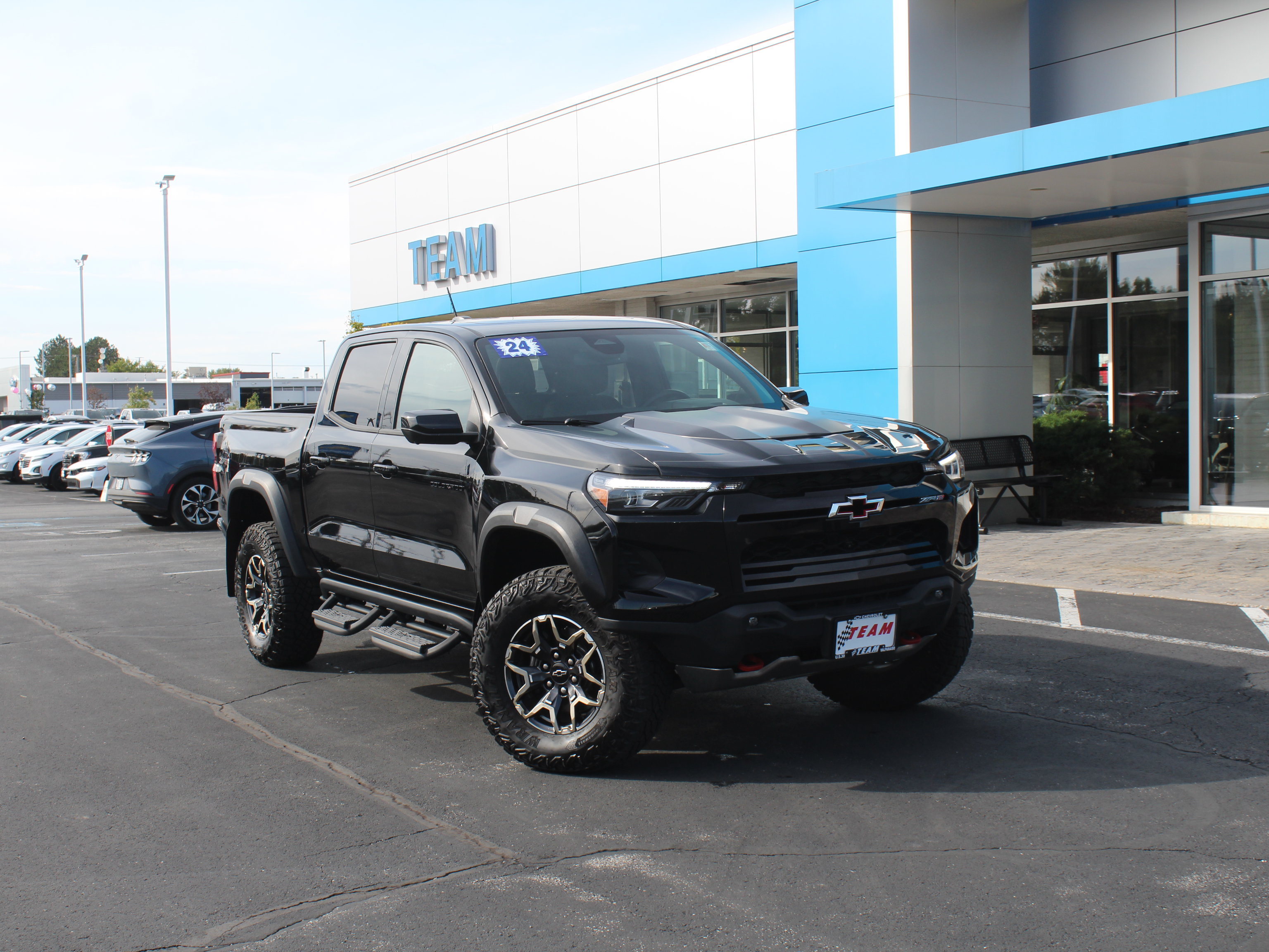 Used 2024 Chevrolet Colorado ZR2 w/ Technology Package AWD/4WD image 4