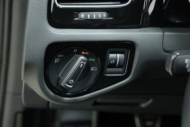 Used 2019 Volkswagen Golf 4-Door image 25