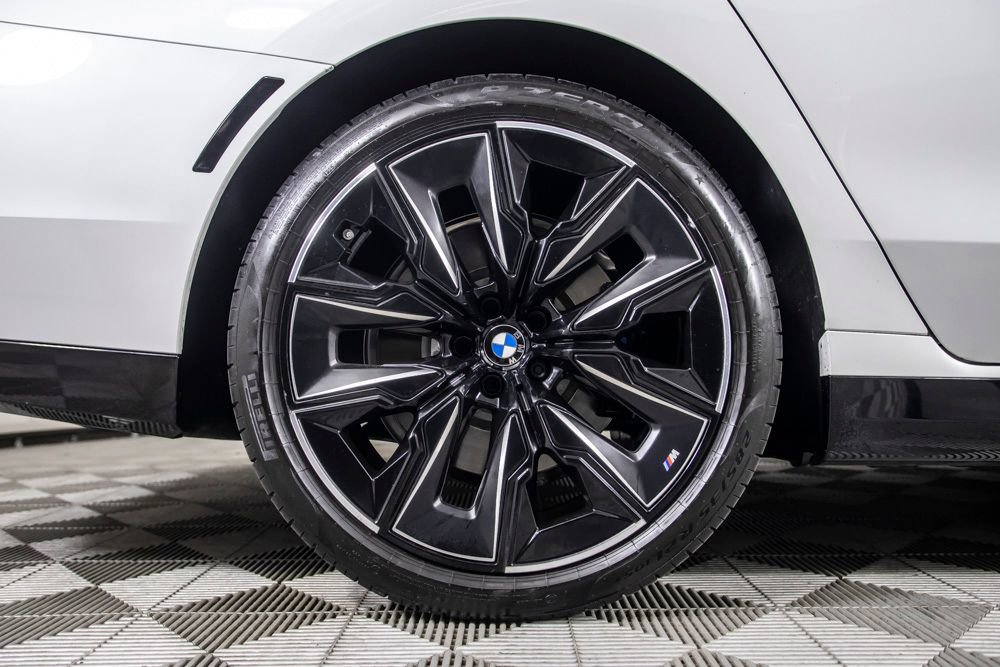 Used 2025 BMW 740i w/ Premium Package RWD image 42