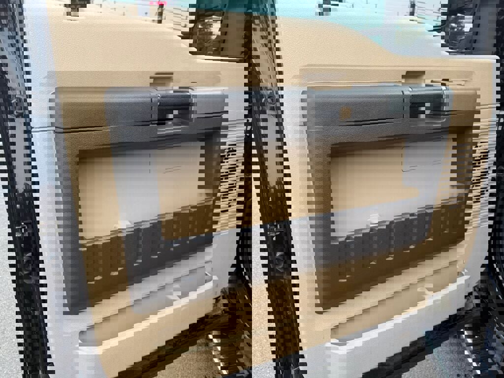 Used 2016 Ford F350 Lariat w/ Chrome Package image 9