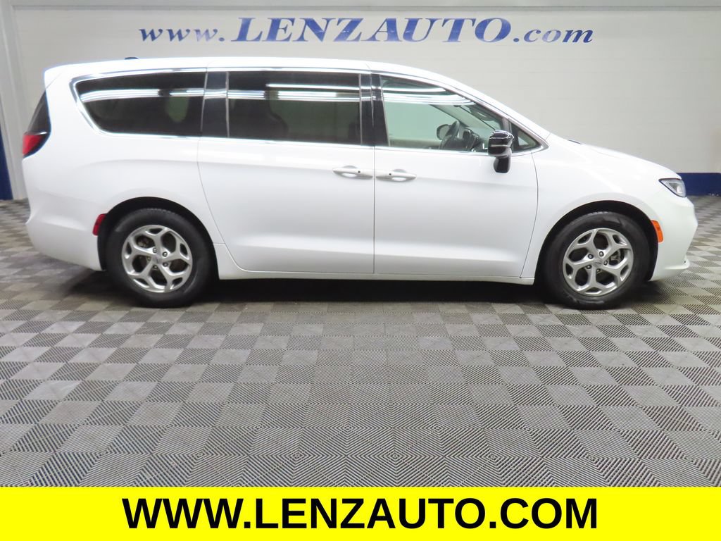 Used 2024 Chrysler Pacifica Limited FWD image 2