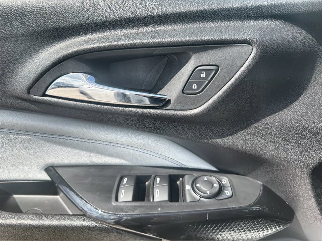 Used 2025 Chevrolet Trax LT FWD image 21