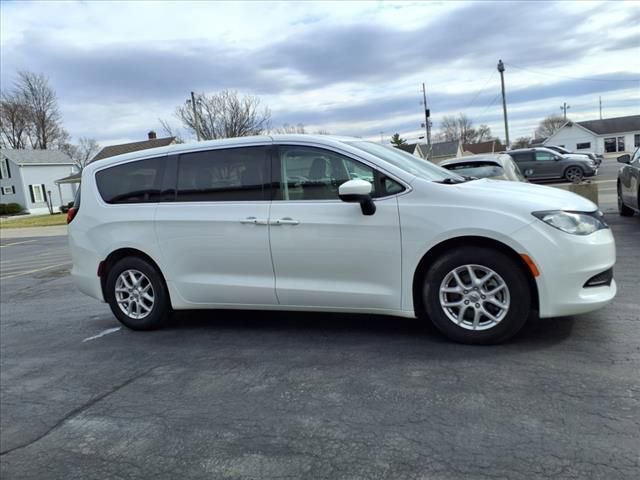 Used 2022 Chrysler Voyager LX FWD image 4