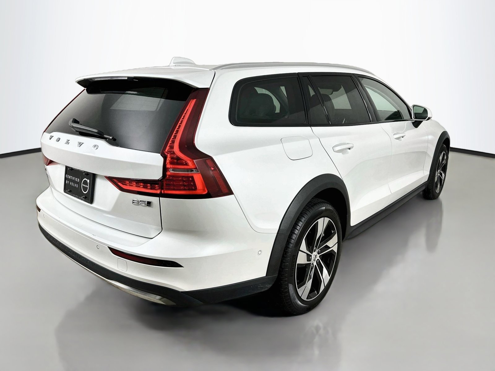 Certified 2025 Volvo V60 B5 Cross Country Plus AWD/4WD image 5