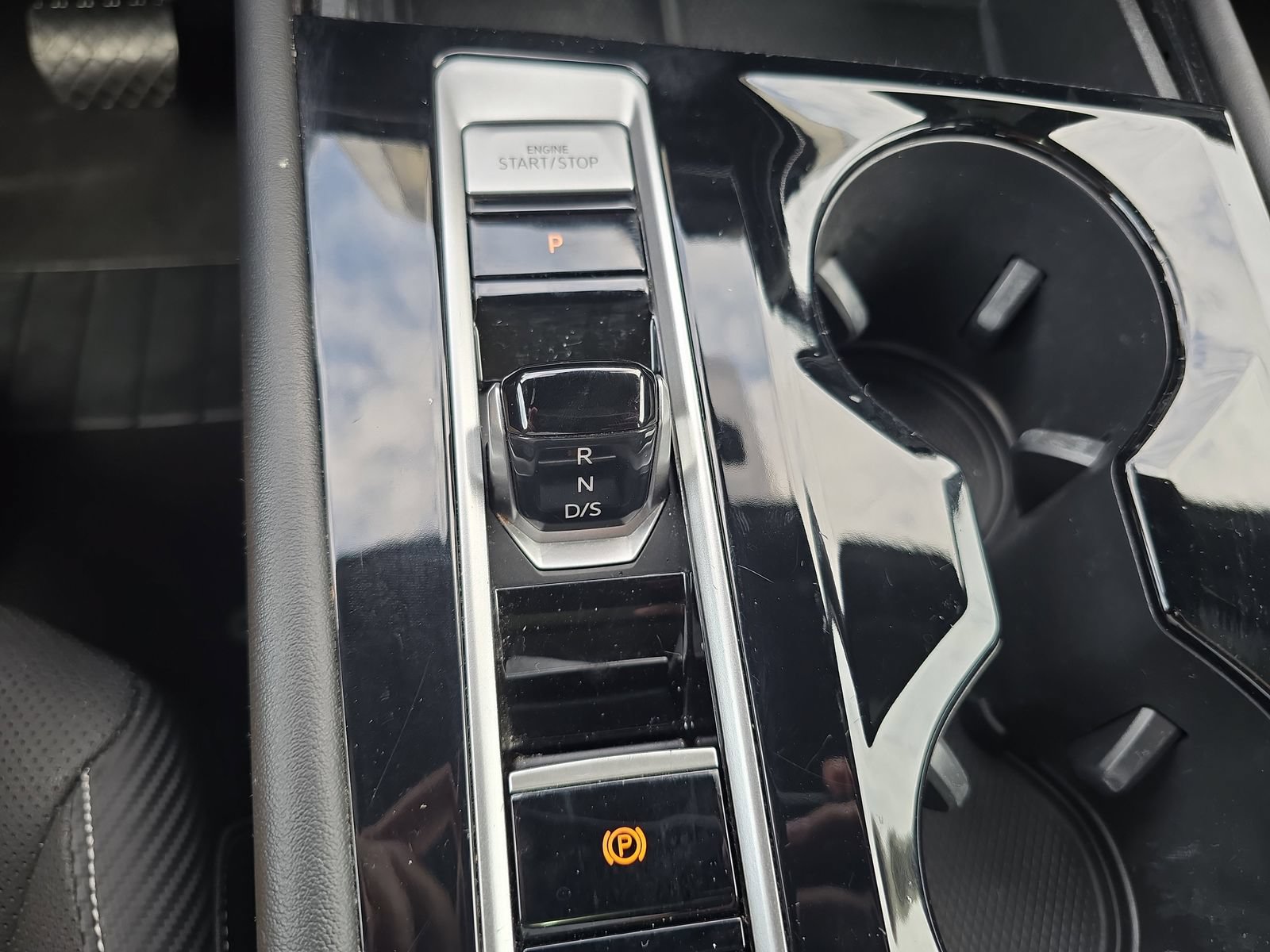 Used 2024 Volkswagen Atlas Cross Sport SE w/ Panoramic Sunroof Package FWD image 21