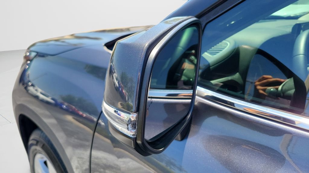 Used 2023 Toyota Highlander LE image 26