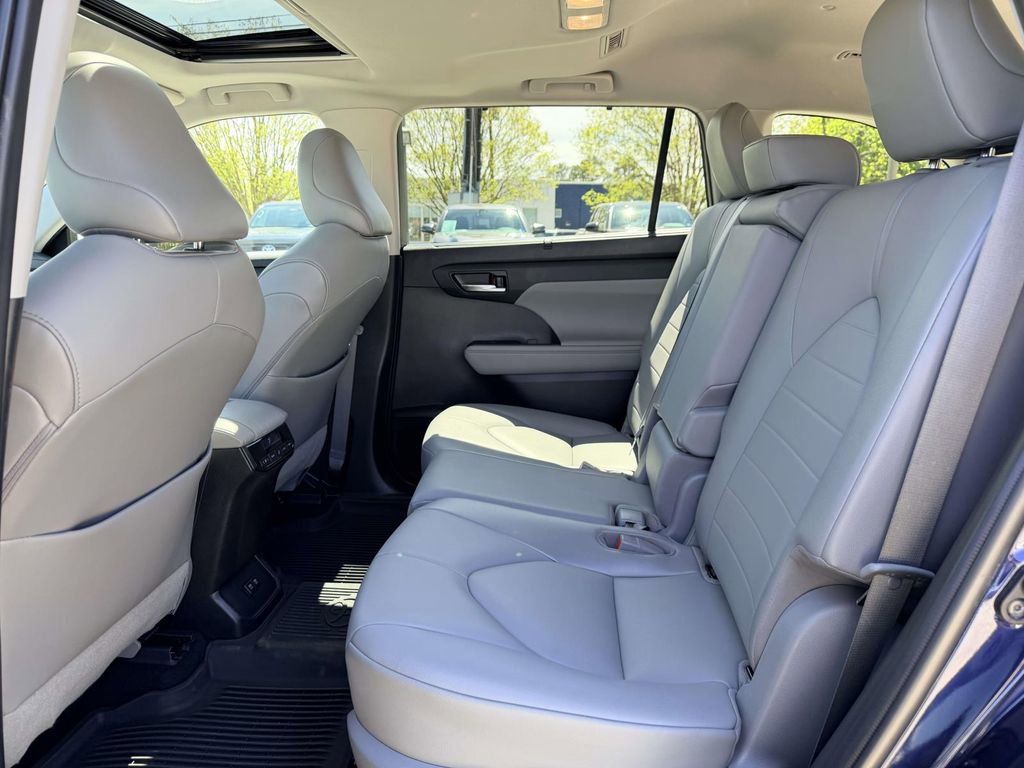 Used 2021 Toyota Highlander XLE image 17