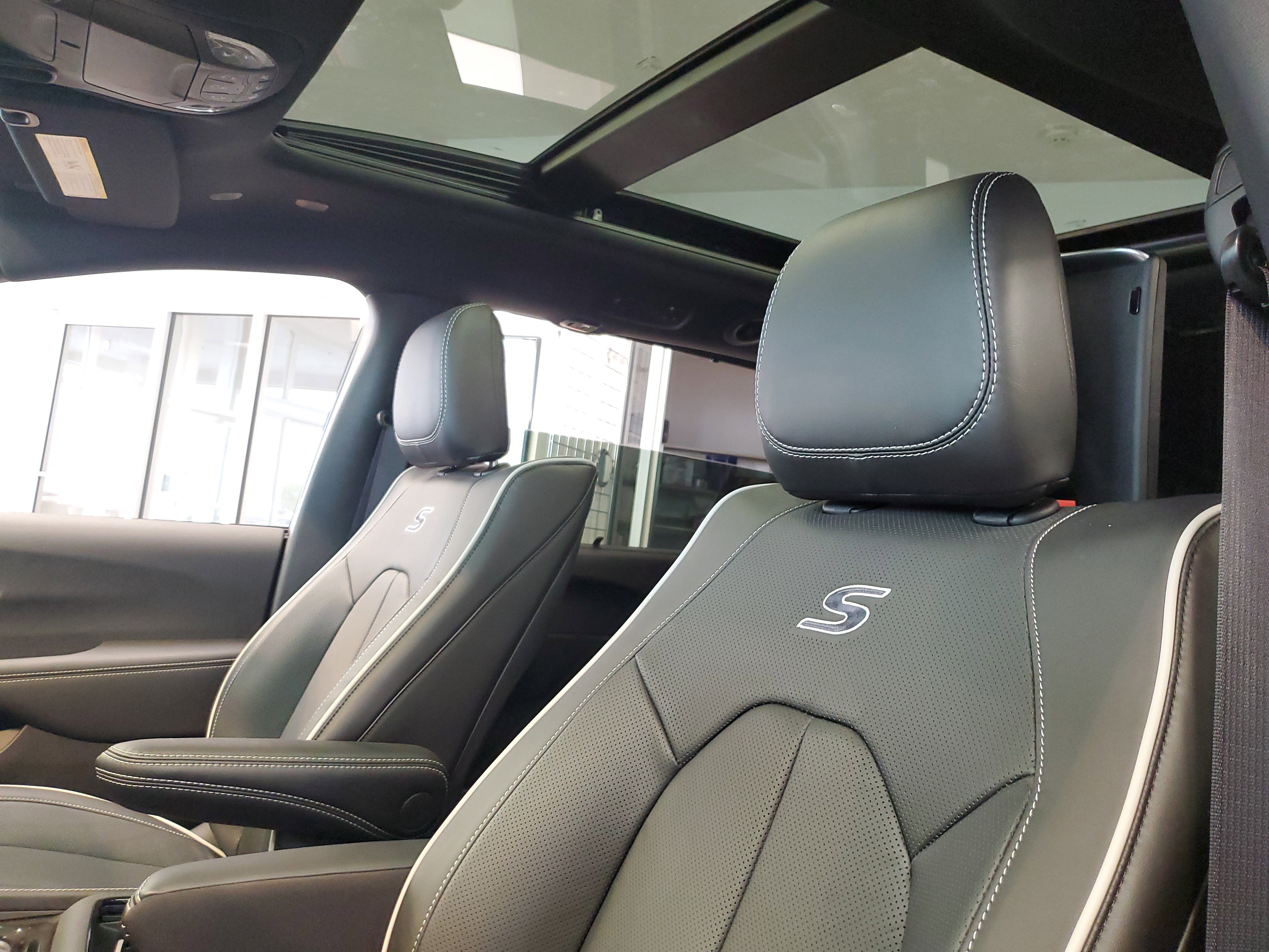 New 2026 Chrysler Pacifica Limited w/ Uconnect Theater Family Group image 13