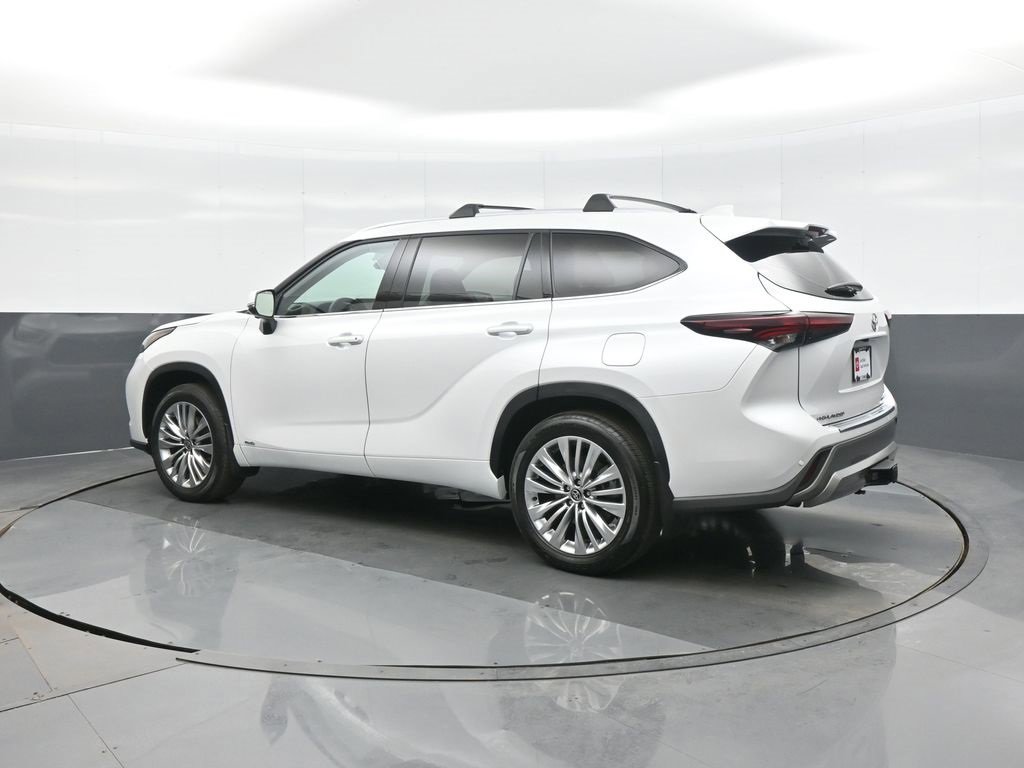 Certified 2025 Toyota Highlander Platinum image 5