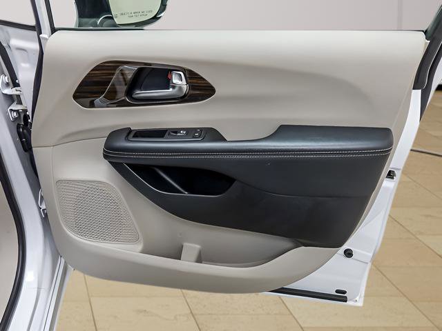 Used 2023 Chrysler Pacifica Limited image 29