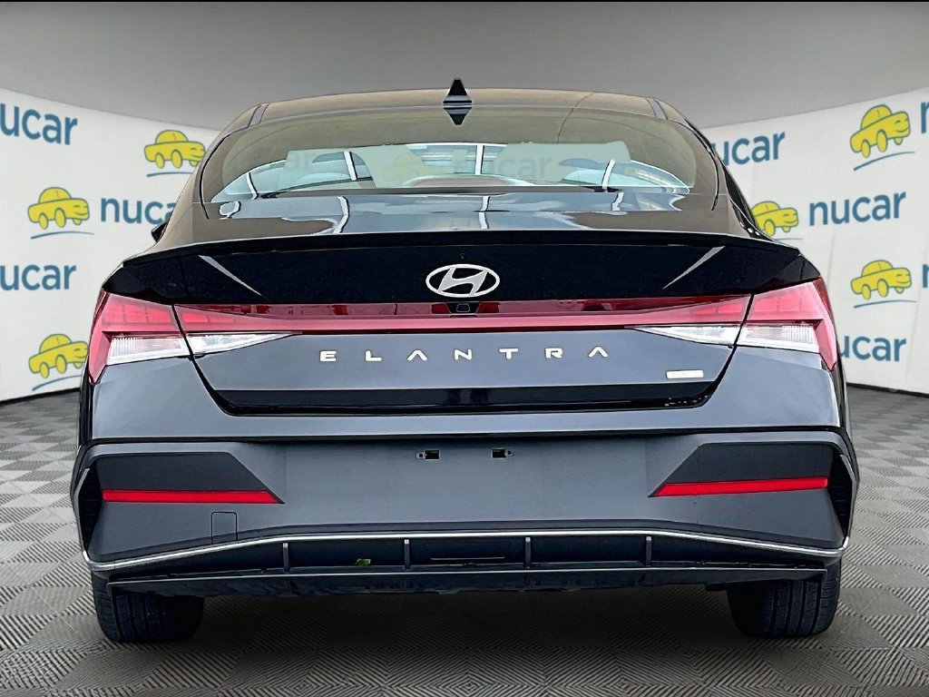 Used 2025 Hyundai Elantra SEL FWD image 5