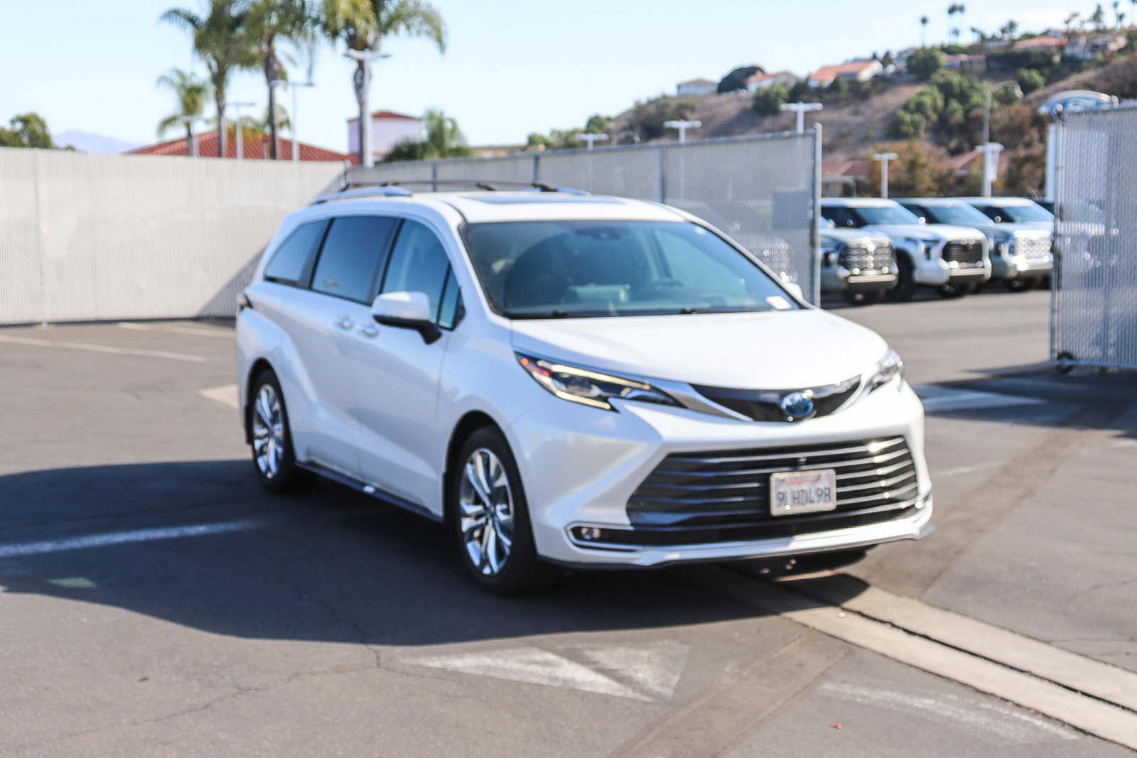 Used 2024 Toyota Sienna Platinum FWD image 3