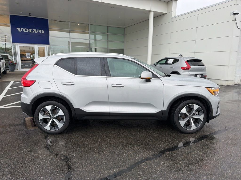 Used 2025 Volvo XC40 B5 Plus AWD/4WD image 2