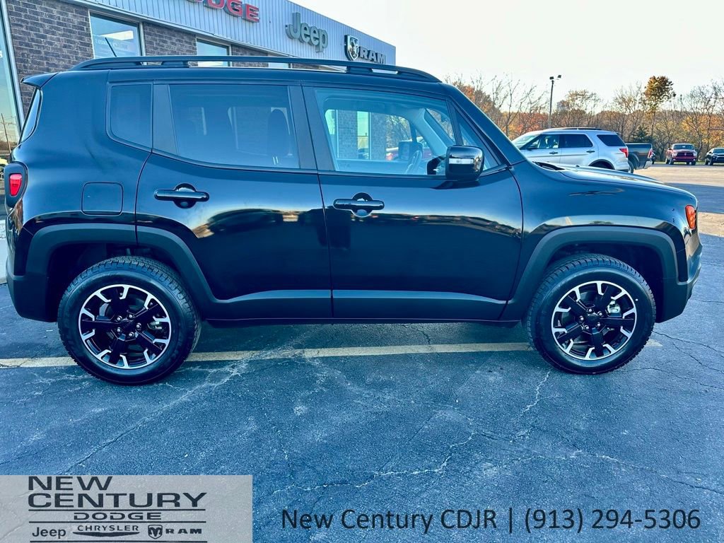 Used 2023 Jeep Renegade Latitude image 3