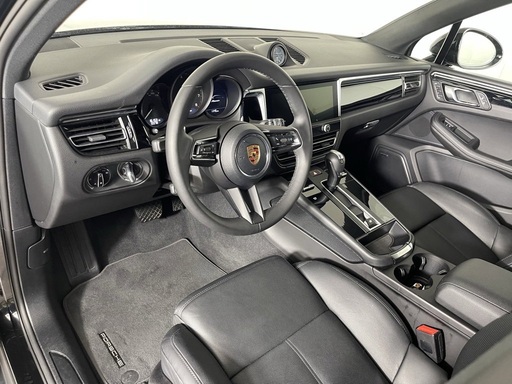 Certified 2025 Porsche Macan image 4