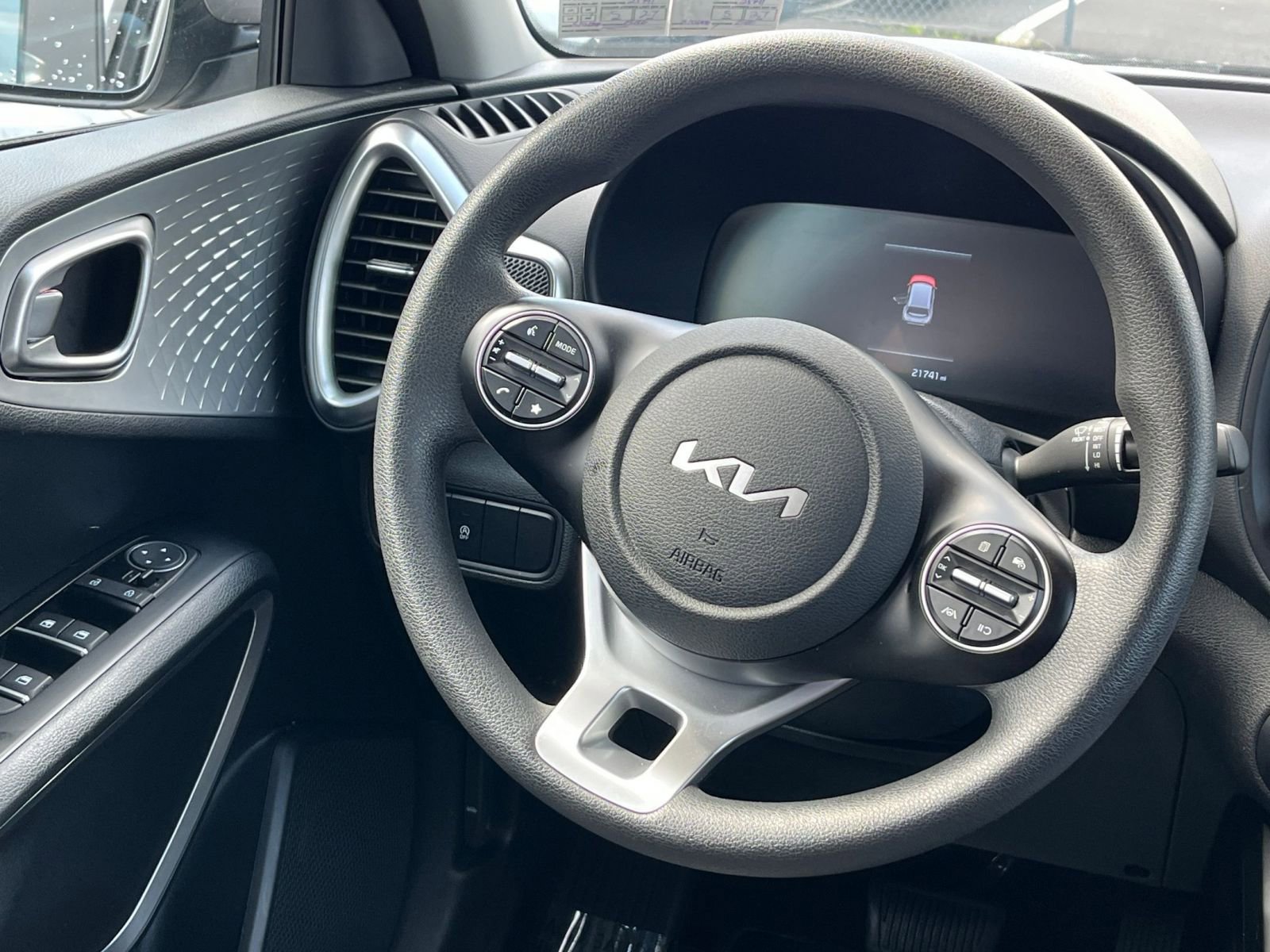 Used 2025 Kia Soul LX w/ LX Technology Package FWD image 26