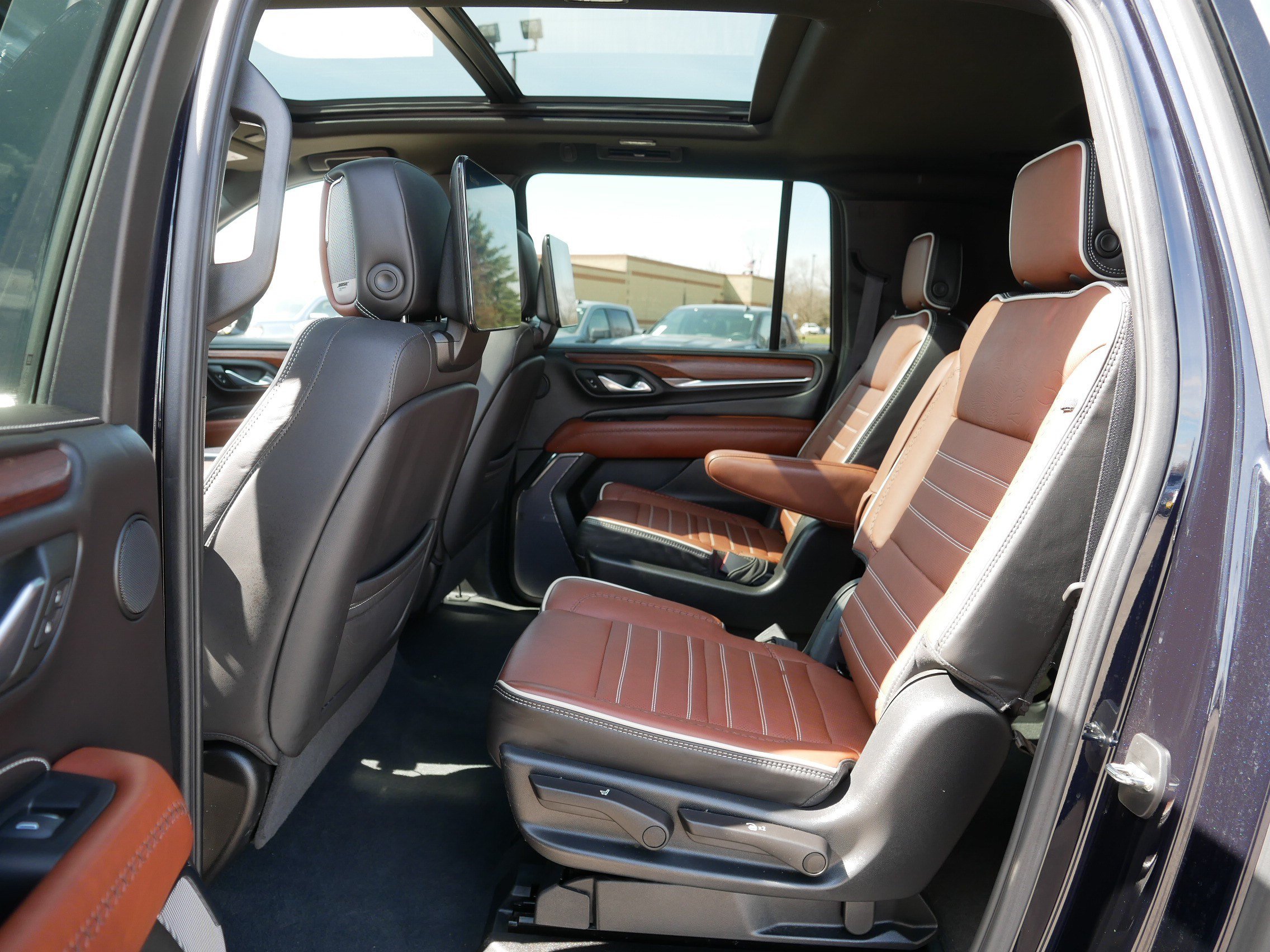 Used 2023 GMC Yukon XL Denali Ultimate AWD/4WD image 34