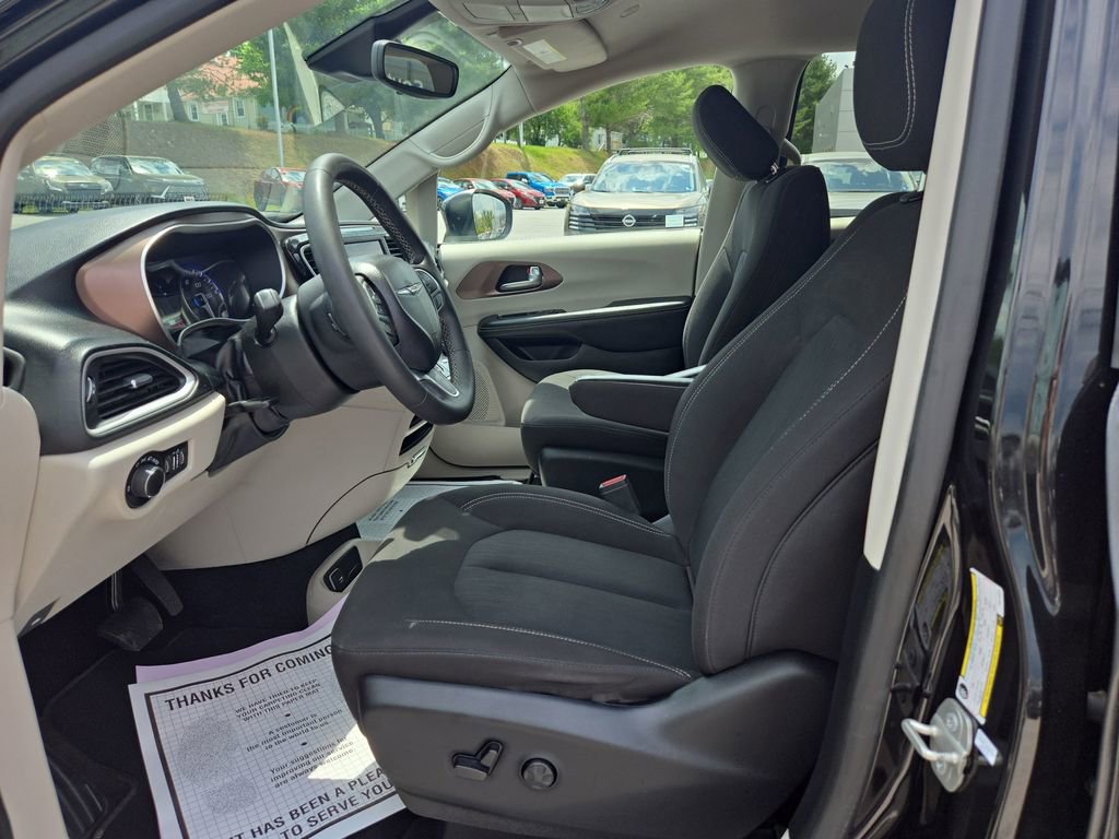 Used 2023 Chrysler Voyager LX FWD image 10