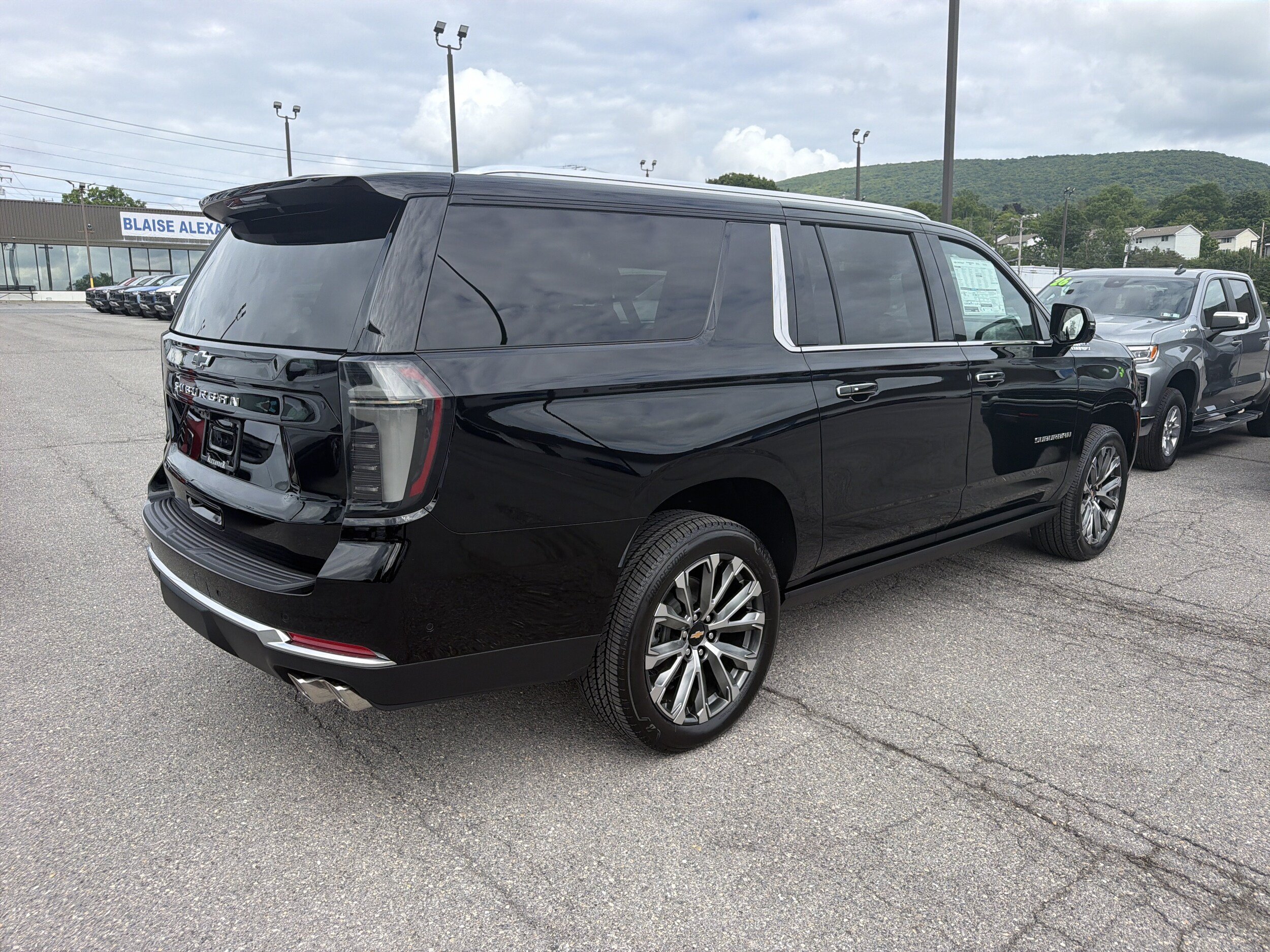 New 2026 Chevrolet Suburban High Country AWD/4WD image 3