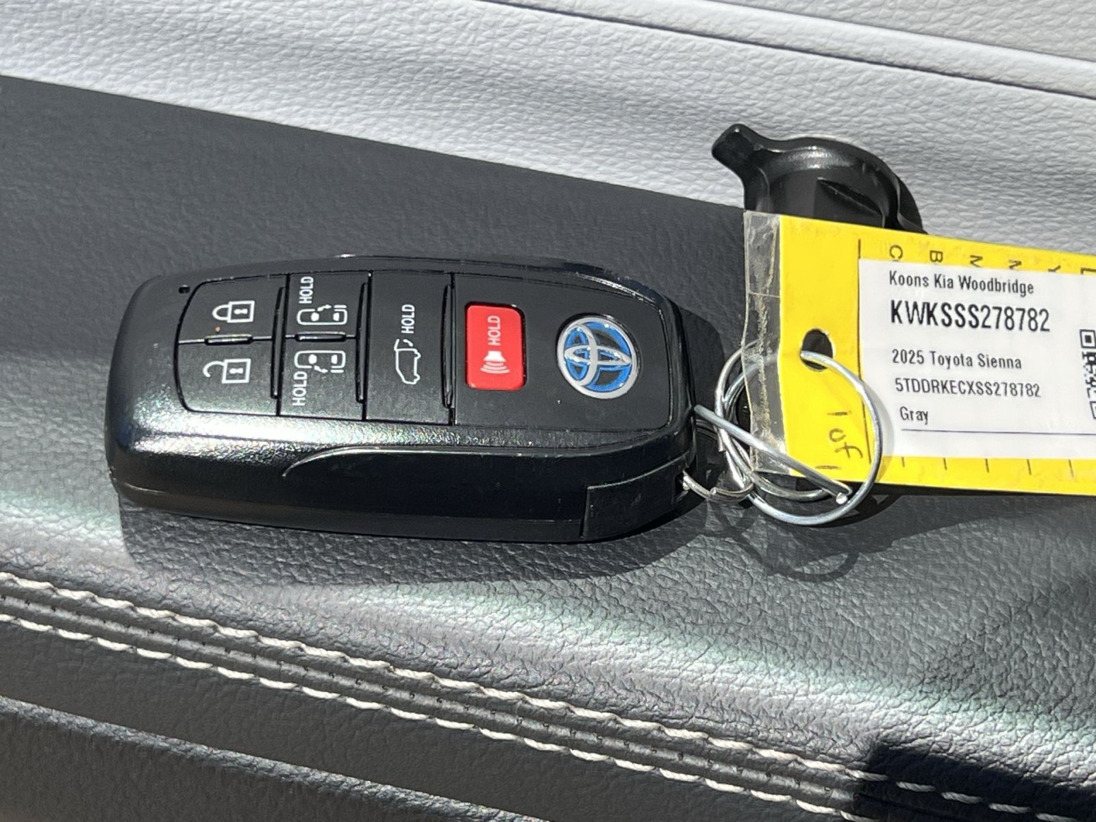 Used 2025 Toyota Sienna XSE w/ XSE Plus Package FWD image 40