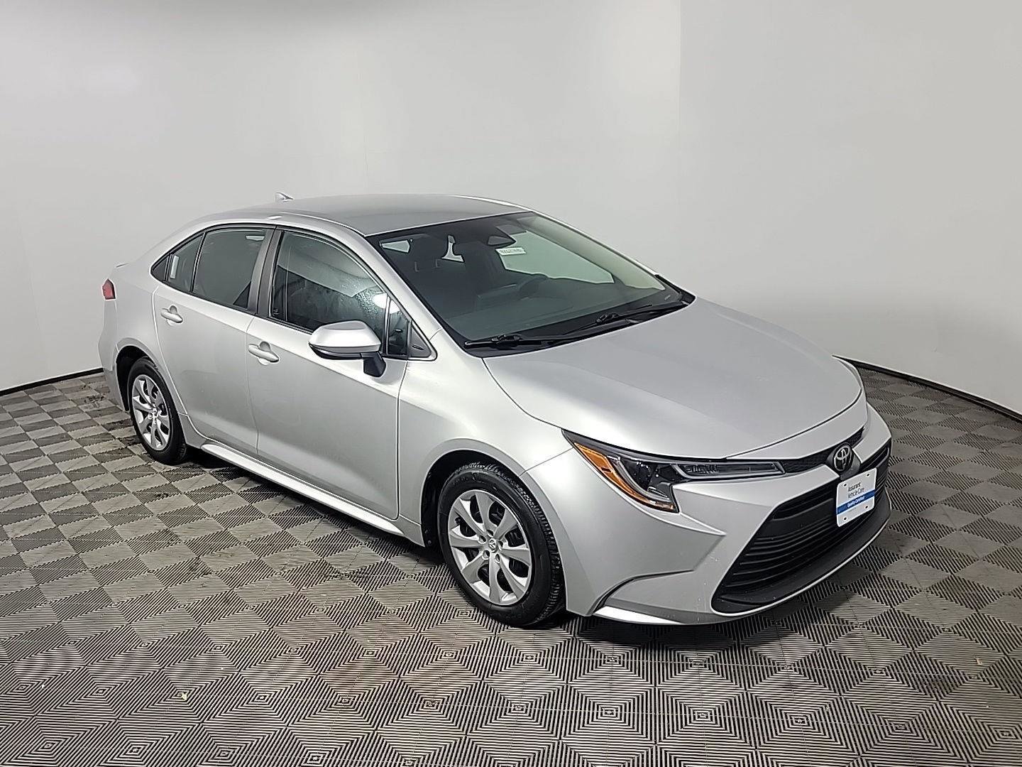 Used 2023 Toyota Corolla LE image 2