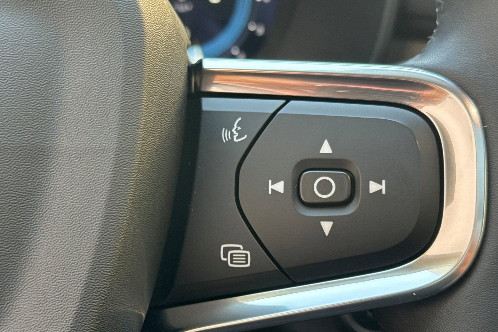 Used 2024 Volvo XC40 B5 Plus w/ Climate Package image 28