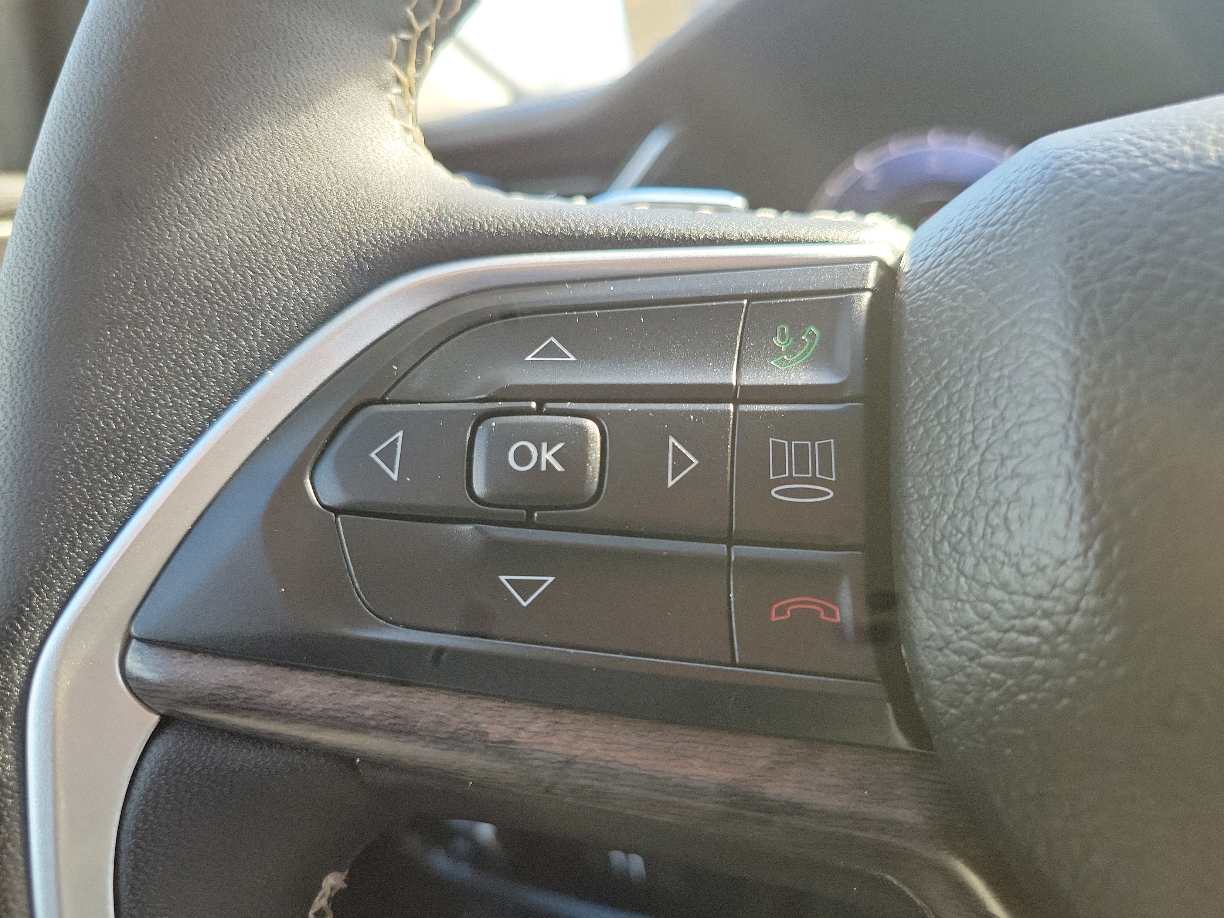 Used 2024 Jeep Grand Cherokee Limited w/ Black Appearance Package RWD image 18