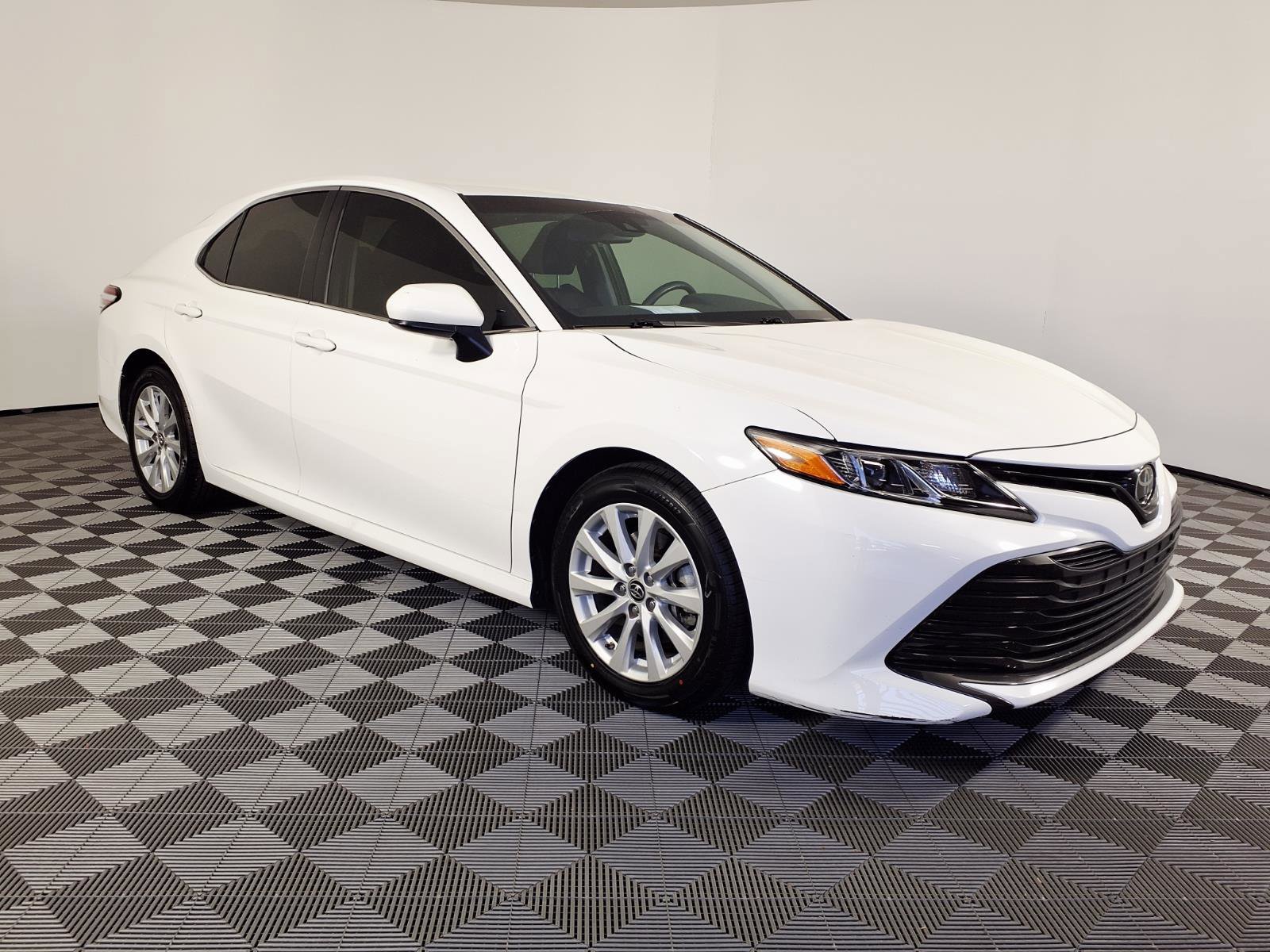Used 2018 Toyota Camry LE FWD image 3