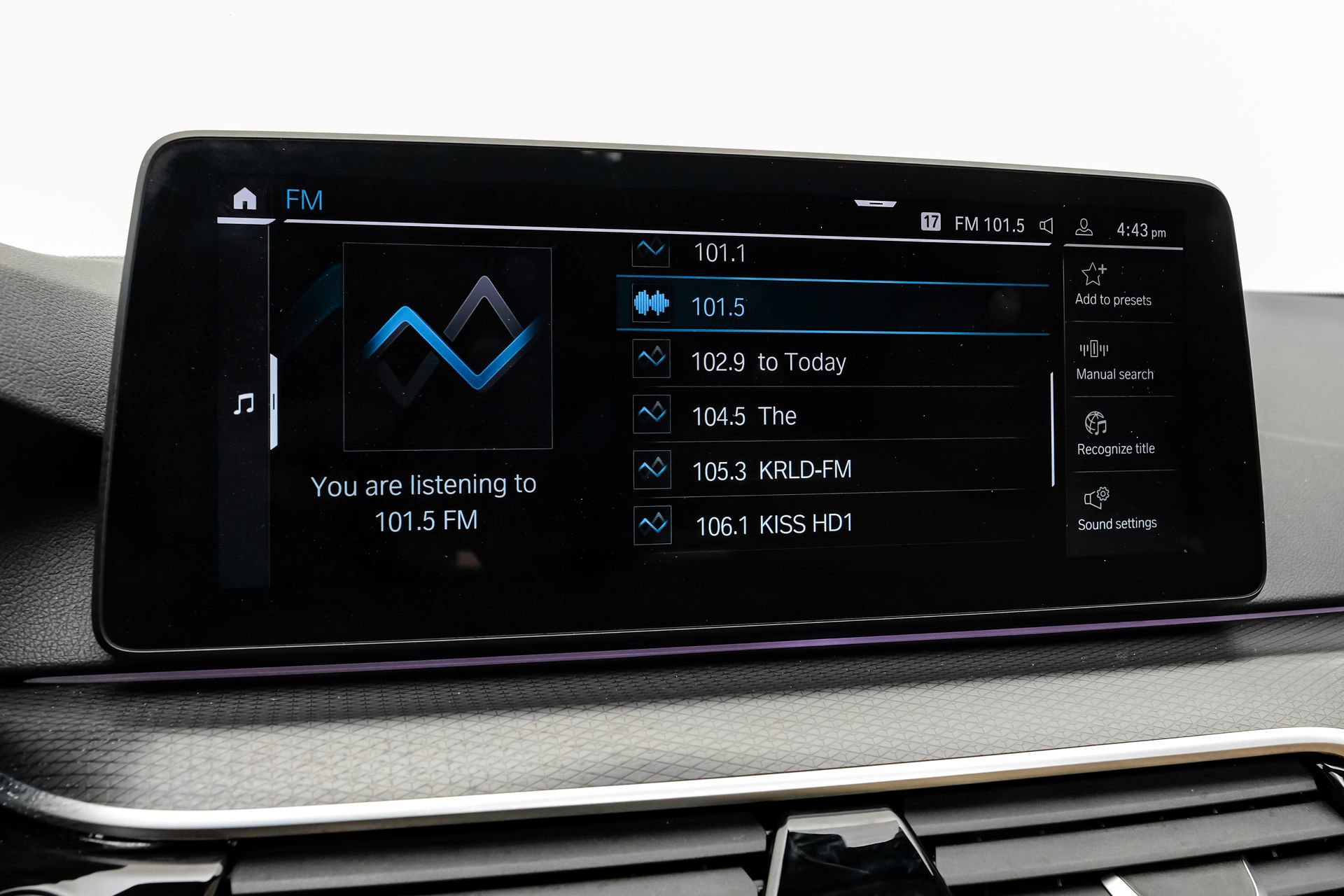 Used 2023 BMW 530e w/ M Sport Package image 32