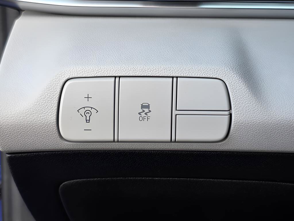 Certified 2025 Hyundai Elantra Limited image 25