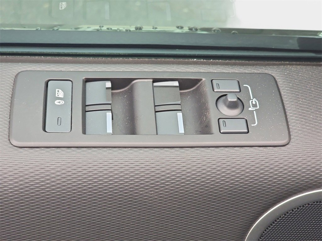 New 2025 Land Rover Discovery Dynamic SE image 30