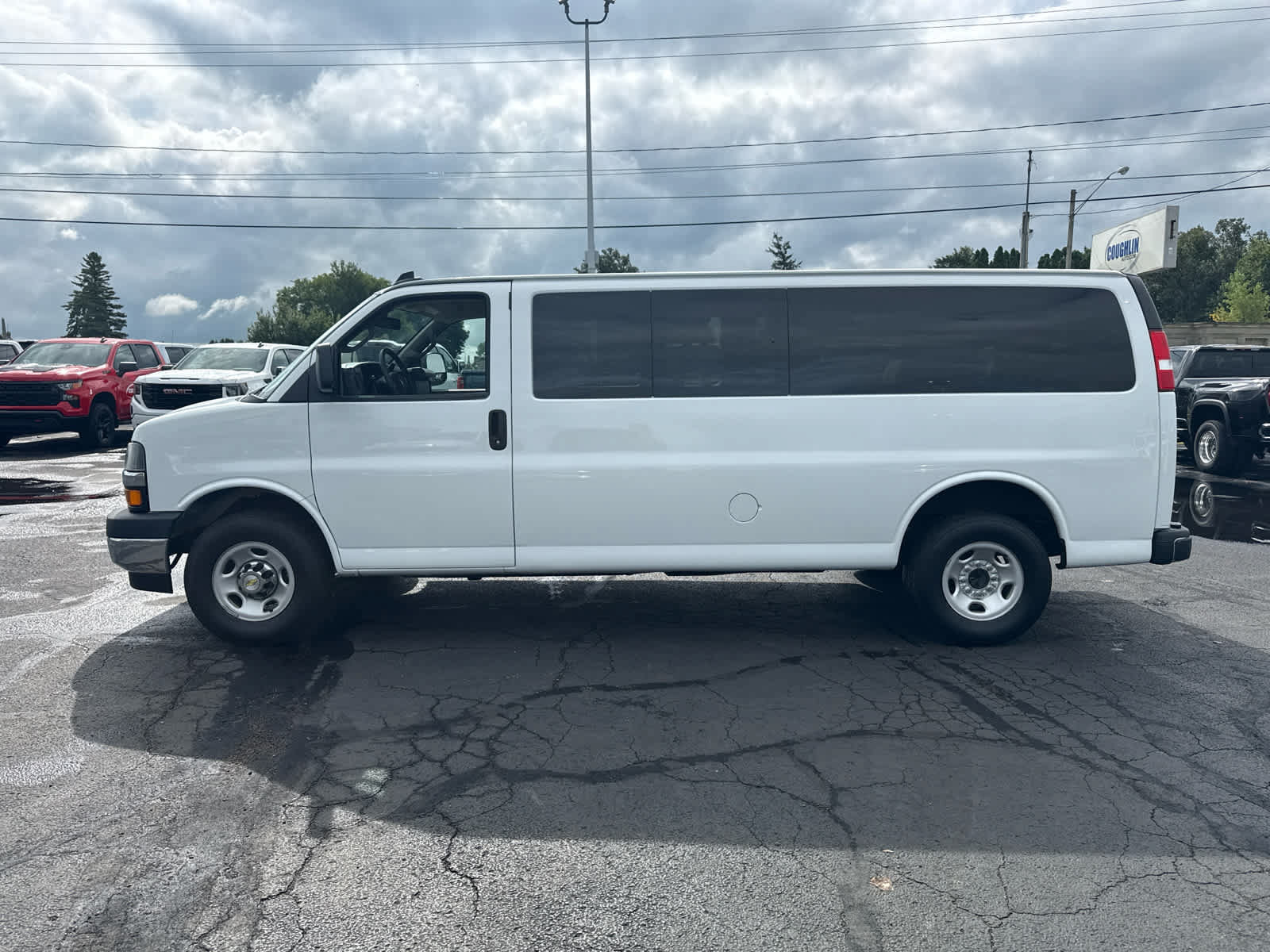 Certified 2024 Chevrolet Express 3500 LT w/ LT Preferred Equipment Group RWD image 2